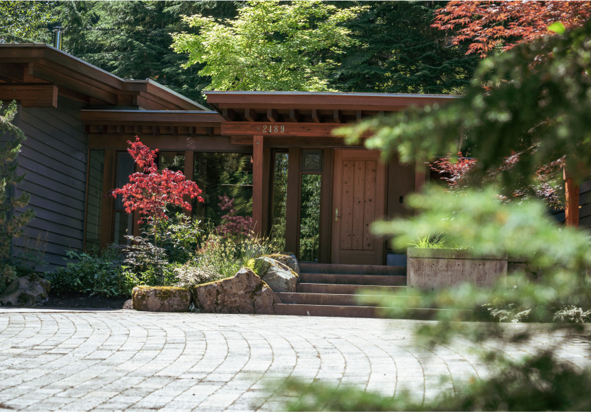 Paver driveway timber home